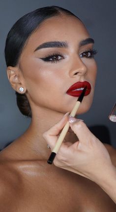 Make-up Rouge, Red Lip Dress Outfit, Concert Makeup Red Lip, Make Up For Red Lipstick, Dark Red Lip Makeup Look Brown Eyes, Makeup Looks To Go With Red Dress, Sultry Cat Eye Makeup, Make Up With Red Lipstick 2023, Red Dress And Red Lipstick