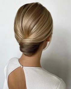 Long Hair Bride Updo, Modern Waves Hair, Classic French Roll Hairstyle, Sleek Chignon Bun, Elegant Wedding Hairstyles Updo, Classic Bridal Hair Updo, Simple Elegant Bridal Hair, Bridal Hair French Twist With Veil, Slick Back French Twist