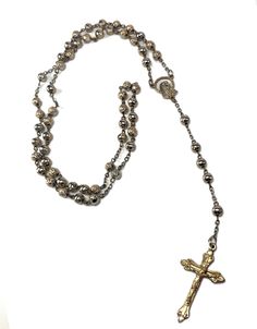 Wow!! How cool is this vintage piece! This is an amazing Italian made rosary that would look stunning on anyone. This rosary is made of metal and is a great gift idea for a baptism, communion or a wedding. This absolutely incredible rosary is gold-toned and has a depiction of both the Virgin Mary and a Crucifix. Get this rosary fo ryourself or for someone in your life who loves vintage pieces! Very unique piece to add to your vintage collection❤ Stamped Made in Italy. Length: 20 in (51 cm) US SH Rosary Jewelry, Vintage Rosary, Cross Jewelry Necklace, Catholic Rosary, Catholic Jewelry, The Virgin Mary, Rosary Catholic, Rosary Chain, Vintage Eclectic