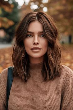 Short Warm Brown Hair, Warm Chestnut Hair, Warm Autumn Hair Color, Soft Autumn Hair Color, Warm Hair Color Ideas, Fall Short Hair, Autumn Hairstyles, Chestnut Brown Hair