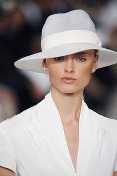 See detail photos for Ralph Lauren Spring 2009 Ready-to-Wear collection. Elegante Y Chic, Fancy Hats, Wearing A Hat, Stylish Hats, White Hat