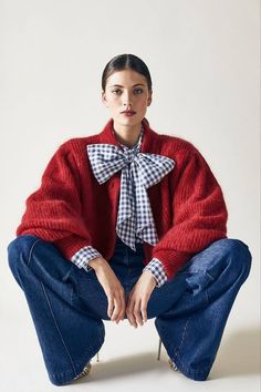 #fashion #look #fashionista #fashionstylist #looks  #moda #estilo #tendencia #tendenciasdemoda #style Denim On Denim, Red Sweater, Foto Inspiration, Mode Inspo, Long Puff Sleeves, 가��을 패션, Inspiration Mode, Mode Vintage, Outfit Casual