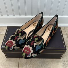 Vince Camuto Vi-Adeline Floral Needlepoint Smoking Shoe, Size 6. Brand New, Never Worn & Still Wrapped In Plastic/Original Packaging. Muti-Color Floral Design With Gold Heel. Punk Bohemian, Floral Needlepoint, Gold Heels, Botanical Pattern, Vince Camuto Shoes, Goth Punk, Dark Colors, Vince Camuto, Flat Shoes Women