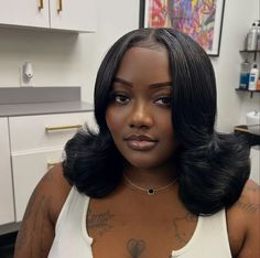 Flipped Up Ends Hair, Lob Layers, Black Medium Length Hair, Flipped Bob, Hair Black Women, Hair Acessories, Weave Styles, Hair Techniques, Voluminous Curls