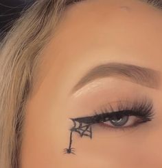 Easy Spooky Eyeliner, Spider Eyeliner Easy, Very Simple Halloween Makeup, Spiderweb Makeup Easy, Simple Spiderweb Makeup, Spider Makeup Halloween Easy, Halloween Makeup Inspo Easy, Spiderman Makeup Woman