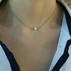 A freshwater pearl hanging on a dainty gold filled chain. An elegant and distinctive necklace for special occasions. High quality freshwater pearl AA. A nice wedding piece. The listing is only for the pearl necklace. You can fin the tiny heart necklace at the following link: https://www.etsy.com/listing/590288959 Length approx. 15 inches / 38.1 cm - can be adjusted upon request. ♥ All items will be delivered in a nice gift envelope to minimize shipping expenses for you! You may choose gift wrapp Single Pearl Pendant, Dainty Jewelry Necklace, Tiny Pearl Necklace, Floating Pearl Necklace, Pearl Necklace Freshwater, Tiny Heart Necklace, Pearl Necklace Choker, Genuine Pearl Necklace, Single Pearl Necklace