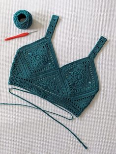 the crochet pattern is being worked on with yarn and thread to make an apron