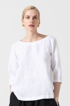 Discover the transformative power of our January loose linen top in White. This eco-friendly piece is not only incredibly comfortable, but also versatile enough to elevate any look. Whether you're dressing up for a business casual event or going for a breezy boho chic vibe, this sustainable fashion gem is a must-have addition to your wardrobe. Mom Outfits, Chic Woman