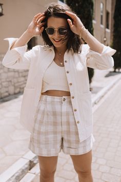 How To Wear Neutral Colors - Tips on how to style neutrals that look stylish and interesting Monochromatic Outfit, Wearing All Black, How To Mix, Getting Dressed