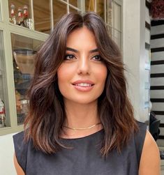 Medium Length Hair With Layers Round Face Plus Size, Layered Midi Hair, Curvy Girl Haircut, Haircut For Fat Woman, Medium Length Haircut For Chubby Face, Best Haircut For Chubby Face, Wavy Hair Medium Length, Layered Haircuts Shoulder Length, Medium Length Haircuts