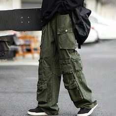 Pants With Many Pockets, Cool Pants For Men, Aesthetic Pants Men, Green Clothes Men, Green Grey Outfit, Men Green Outfit, Street Clothes Men, Army Green Cargo Pants Outfit, Green Outfits Men