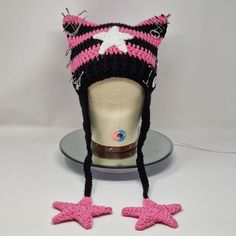 a crocheted hat and starfish decoration on top of a mannequin's head