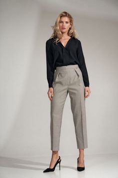 Checked 7/8 trousers, two pleats at the front, slightly tapered legs, pockets in the side seams, fastened at the front with a covered zip, high rise. Nylon 30 % Polyester 70 % Size Lenght Inseam Hips width Waist width L 115 cm 34 cm 108 cm 80 cm M 114.5 cm 33 cm 104 cm 76 cm S 114 cm 32 cm 100 cm 72 cm XL 115.5 cm 35 cm 112 cm 84 cm Checkered Trousers, Urban Apparel, Bathrobe Men, Plus Size Pullover, Women Trousers, Checked Trousers, European Women, La Fashion, Urban Outfits