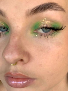 St. Patrick's day makeup look: green and gold glitter eyeshadow Saint Patricks Day Eyeshadow, Simple St Pattys Day Makeup, Saint Patrick Makeup Ideas, Statement Makeup Looks, St Patrick’s Day Make Up, Green Makeup Looks With Gems, Bold Makeup Ideas, Shrek Inspired Makeup, Shrek Makeup Ideas