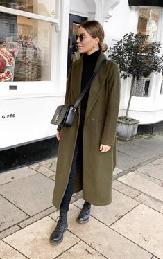 Outfits Cold, Skandinavian Fashion, Aesthetic Retro, Coat Outfit, Mode Casual, Coat Winter, Green Coat, Coat Outfits