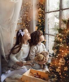 Christmas Piano Photoshoot, Window Christmas Photoshoot, Christmas Session Ideas, Christmas Pyjamas Photoshoot, Christmas Photoshoot At Home Photo Ideas, Christmas Morning Photoshoot, Rocking Chair Photoshoot, Christmas Mini Sessions Studio, Simple Christmas Photoshoot