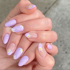 Lilac Nails With Flowers, Lavender Summer Nails, Purple Daisy Nails, Paznokcie Hello Kitty, Uñas Aesthetic, Kutek Disney, Lilac Nails, Cute Simple Nails, Lavender Nails