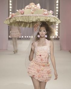 Pink Runway, Rococo Fashion, Runway Fashion Couture, Runway Outfits, Sofia Coppola, Claudia Schiffer, Naomi Campbell, Mode Inspo, Kate Moss