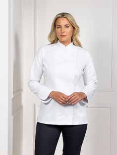 La chaqueta de chef Lynn es un tubo clásico con un toque moderno, alta calidad y buen ojo para la durabilidad. Innovación empaquetada en un producto "clásico". Una actualización reciente ha dado como resultado un ajuste aún mejor, especialmente diseñado para mujeres. Chef Jackets Women, Restaurant Uniform, Restaurant Uniforms, Text Embroidery, Chef Jackets, Busy Kitchen, Chef Shirts, Chef Pants, Chef Wear