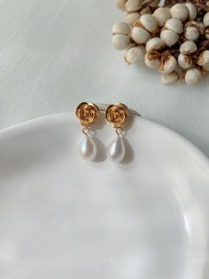 These earrings made with A rose stud earring and teardrop shape pearl. It is perfect for business fashion and daily ware.The studs are made of 925 sterling silver which is sensitive skin-friendly and guarantee long lasting wear. The rose made with 14K gold vermeil. 💗Material💗 Stud: 925 Sterling Silver with 18K Gold Plated Pearl : 7-8mm AAA luster Earrings length: 2.5 cm Rose Gold Teardrop Pearl Earrings As Gift, Minimalist Rose Gold Teardrop Pearl Earrings, Rose Gold Drop Pearl Earrings Gift, Simple Earrings Gold, Pearl Earrings Simple, Dainty Pearl Earrings, Die Rose, Simple Gold Earrings, Earring Minimalist