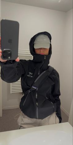 Hoodies Aesthetic Women, Arcteryx Jacket Woman Outfit, Arc’teryx Outfit, Gorpcore Woman, Tech Aesthetic Outfits, Arc Teryx Outfit, Gorpcore Outfit Women