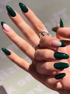 Unhas decoradas na cor verde escuro Emerald Green Nails, Green Acrylic Nails, Formal Nails, Makijaż Smokey Eye, Dark Nails