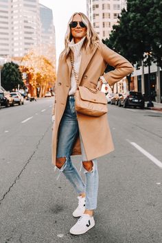 Minimalist Winter Outfit, Zapatillas Veja, Mantel Outfit, Camel Coat Outfit, Veja Esplar, Simple Spring Outfits, Look Adidas, Winter Typ, Plastic Raincoat