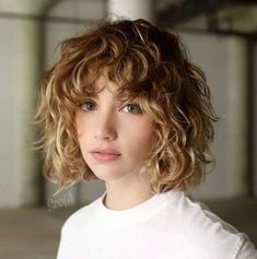 Blonde Curly Bob, Bangs Ideas, Short Permed Hair, Trendy Bob, Short Wavy Bob, Choppy Bob Haircuts, Bob Hairstyles With Bangs, Polished Hair, Bob Haircut With Bangs