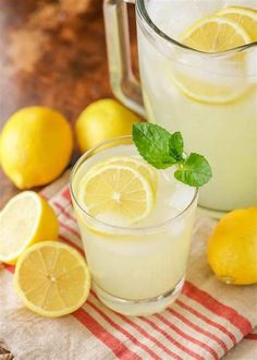 Detox your body now Best Homemade Lemonade, Homemade Lemonade Recipe, Good Lemonade Recipe, Homemade Lemonade Recipes, Lil Luna, Fresh Squeezed Lemonade, Fresh Squeezed Juice, Lemonade Drinks, Tropical Smoothie