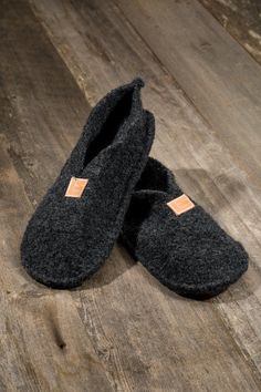 Cozy Winter Slippers With Rubber Sole, Cozy Slippers With Leather Sole And Round Toe, Wool Slip-on Slippers With Leather Sole, Casual Wool Slippers With Leather Sole, Cozy Slip-on Slippers With Leather Sole, Comfortable Wool Slip-on Slippers, Casual Wool Slippers For Winter, Winter Indoor Felt Slippers, Winter Felt Slippers With Soft Sole