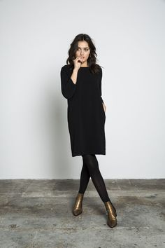 Minimalisticky Chic, Sweater Dress Leggings, Sweater Couple, Minimalist Moda, Dress Leggings, Gold Boots, Woman In Black, Outfit Chic, Black Sweater Dress