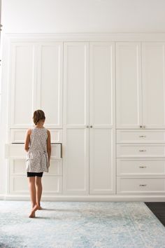 Cabinet Closet Design, Room Cabinets Bedrooms, Cabinetry Bedroom, Closet With Desk, Build In Wardrobe Ideas, Wardrobe Closet Design, Florida Interiors, Built In Bedroom Cabinets, Small Bedroom Wardrobe