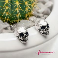 Get ready to rock with these Gothic-Punk skull earrings! Choose from antique silver or black for an eye-catching, detailed design. Perfect for rock fans, Gothic enthusiasts, or anyone who loves unique jewelry. Take them anywhere, they're ready to go! Ideal for Day of the Dead or Halloween events. Plus, they make an awesome gift for skull jewelry collectors! Punk Tattoos, Halloween Events, Detail Design, Mexican Jewelry, Black Stud, Earrings Antique, Casual Jewelry, Skull Jewelry