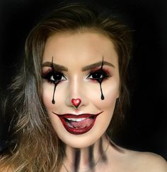 Clown schminken für Damen - Anleitung und gruselige Ideen zu Halloween Lady Clown Makeup, Diy Jester Costume Women, Clown Women Makeup, Scary Female Clown Makeup, Female Jester Makeup, Womens Clown Makeup, Creepy Clown Costume Women, Ringleader Makeup, Jester Makeup Female