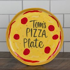 a personalized pizza plate with the words tom's pizza plate written on it