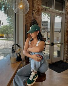 Coffee Shop Vibes Outfit, Summer Cafe Outfit, Outfits With Ball Caps, Dad Hat Outfits Women, Yankees Cap Outfit, Green Hat Outfit, Gatlinburg Fall, Errands Outfit Summer, Picnic Date Outfits