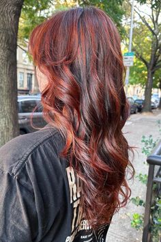 Woman with auburn brown hair and red highlights. Purple And Blonde Highlights, Brown Hair With Red Highlights, Auburn Brown Hair, Hair With Red Highlights, Red Highlights In Brown Hair