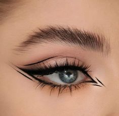 Black And Pink Eyeliner Looks, Cool Makeup Looks Creative Eyeliner, Fallen Angel Makeup Look, Creative Makeup Looks Inspiration, Hot Eyeliner, Black Graphic Liner, Dramatic Eyeliner