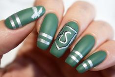 Slytherin Sweater Nails Plus10Kapow Harry potter nails designs Slytherin Sweater, Slytherin Nails, Maquillage Harry Potter, Harry Potter Nails Designs, Aesthetic Slytherin, Potter Nails, Harry Potter Nail Art, Slytherin Outfit, Harry Potter Nails