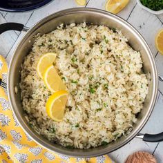 a pot filled with rice and lemon slices