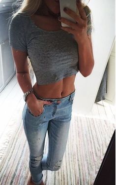 This is an example of a gray crop top, a woman's casual garment for the upper body, cut short so that it reveals the stomach. Jean Crop Top, Shorts Jeans, Spring Summer Outfits, Primavera Estate, Ripped Jeans, Teen Fashion, Look Fashion, Passion For Fashion, Spring Summer Fashion