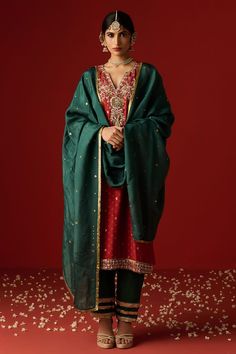 Maroon kurta with sequins, dabka, nakshi and zari hand embroidery. Paired with a contrasting plain pant with embroidered hemline and an embroidered matching dupatta. - Aza Fashions Kurta Pant Set, Pajama Pattern, Kurta Pyjama, Plain Pants, Tarun Tahiliani, Kurta With Pants, Pajama Set Women, Green Silk, Pants Pattern