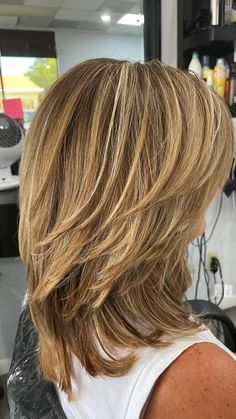 Butterfly Cut With Highlights, Layered Haircut Short, Blonde Layered Hair, Butterfly Haircut, Butterfly Cut, Medium Hair Styles For Women, Haircuts For Medium Length Hair, Beauty Hair Color, Textured Haircut