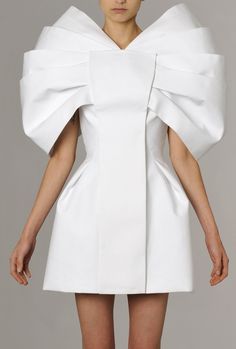 dice-kayek Mode Origami, Fashion Design Inspiration, Fashion Architecture, Robes Glamour, Origami Fashion