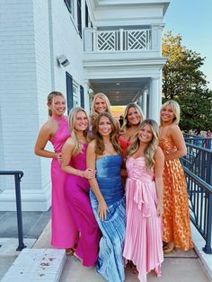 Sorority Formal Pictures, College Homecoming Outfit, Formal Sorority, Formal Poses, Formal Pictures, Preppy Pfps, Friends Photoshoot, Homecoming Outfit, Sorority Formal