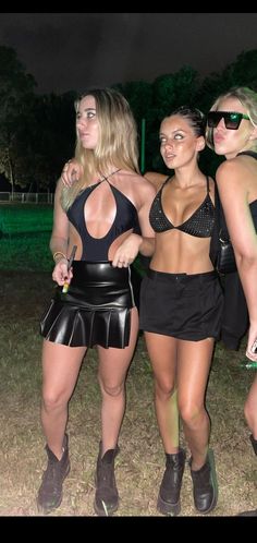 Midnight Mafia Rave Outfit, Leeds Festival Outfits 2023, Black Mini Skirt Festival Outfit, Techno Summer Outfit, Ibiza Clubbing Outfits 2023, Festival Outfit Inspo Summer, All Black Concert Outfit Summer, Rave Frat Party Outfit, Rave Fits Summer