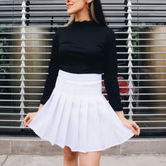 Brand: GELICA from: Yucatan   Short white skirt with planks, cut high at the waist. Zipper on the back.   MEASURES:            Size   EXCH   GIRL   MID   GRA   EXGRA        Waist   65cm   70cm   75cm   80cm   85cm        Hip   85cm   90cm   95cm   100cm   105cm        Long   43   43   44   Four. Five   45.5            Caro in the photo wears a size small, her reference measurements: waist 70cm hip 90cm Short White Skirt, White Tennis Skirt, Tennis Skirts, White Skirt, Outfits Casual, Tennis Skirt, White Skirts, Pug, Beautiful Outfits