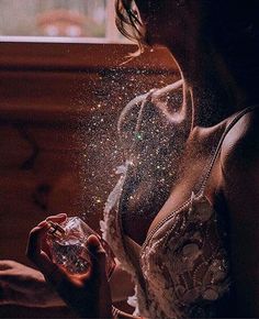 Boujee Aesthetic Glitter, Art Aesthetic Pictures, How To Apply Perfume, Low Key Portraits, Aesthetic Glitter, Chanel N 5, Art Girl Aesthetic, Fragrance Photography, Glitter Photography