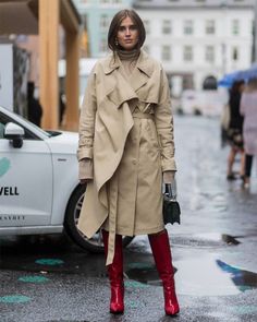 Trench beige, col roulé & bottes rouges : un urban look parfait ! Red Knee High Boots, Womens Fall Coats, Trench Coat Outfit, Beige Trench Coat, Giovanna Battaglia, Coat Street Style, Anna Dello Russo, Beige Outfit