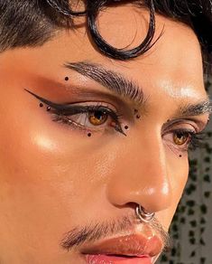 Men’s Makeup Looks, Makeup Looks Face Paint, Men Makeup Aesthetic, Guy Makeup Looks, Makeup Looks For Men, Male Eye Makeup, Masculine Makeup Looks, Men With Makeup, Queer Make Up